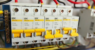 Монтаж УЗО - установка по доступной цене от 370 руб в Волхове от ЭлектроВлх